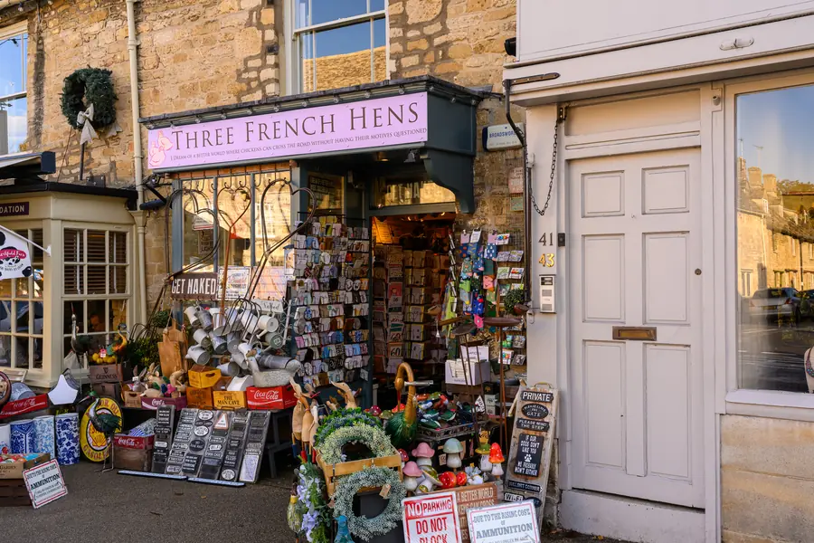 Three French Hens, a Burford gift shop with cards and wreaths on display outside